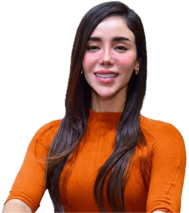 Tania Fernández sonríe con una blusa naranja